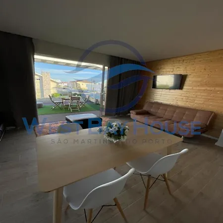 West Bay House 招待所 4*